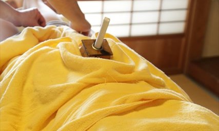棒灸を使用して効果を高めます。